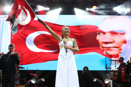 Eyüpsultan'da Melek Mosso'yla Cumhuriyet Bayramı konseri Eyüpsultan'da Melek Mosso'yla Cumhuriyet Bayramı konseri