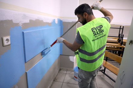 Okul boyama çalışmaları ara tatille birlikte yeniden başladı Okul boyama çalışmaları ara tatille birlikte yeniden başladı