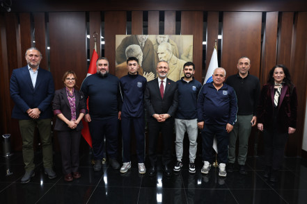 Eyüpsultan'ın şampiyon sporcularından Başkan Özmen'e ziyaret Eyüpsultan'ın şampiyon sporcularından Başkan Özmen'e ziyaret