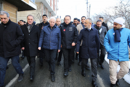 Vali Gül, toprak kaymasının yaşandığı alanda incelemelerde bulundu Vali Gül, toprak kaymasının yaşandığı alanda incelemelerde bulundu