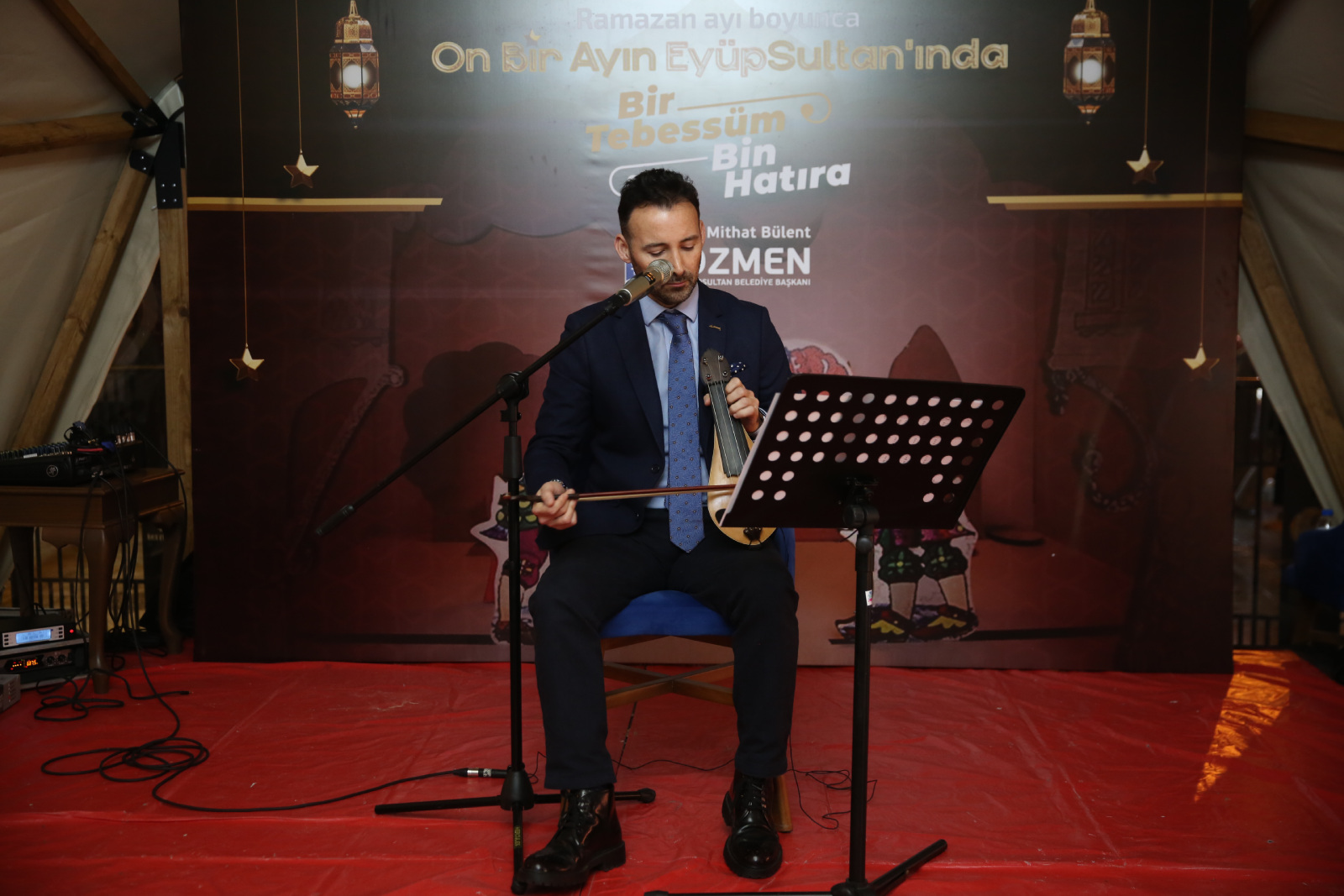 On bir ayın Eyüpsultanı'nda bir melodi bin huzur On bir ayın Eyüpsultanı'nda bir melodi bin huzur