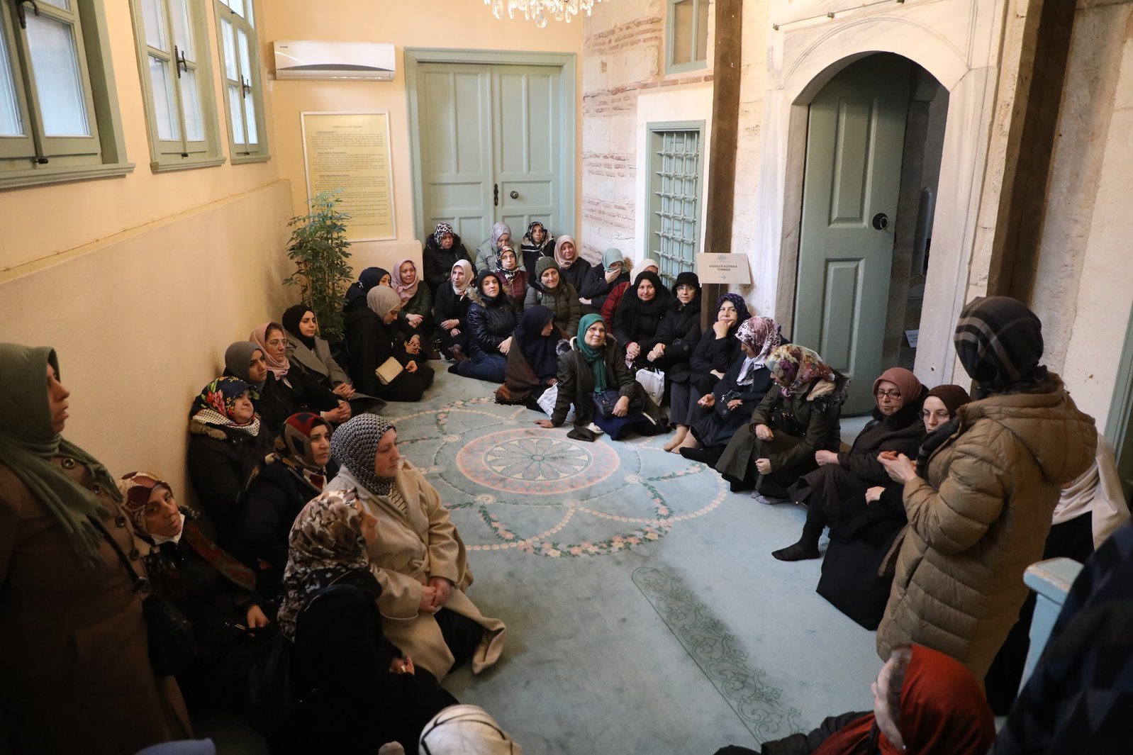 Kadınlara özel türbe ziyaretleri yoğun katılımla devam ediyor Kadınlara özel türbe ziyaretleri yoğun katılımla devam ediyor