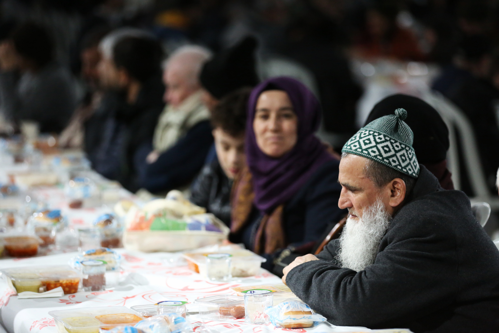 Eyüpsultan'da Ramazan bereketi: Binler gönül sofrasında buluşuyor
