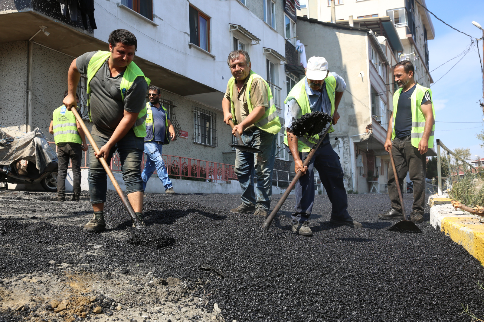 Eyüpsultan'ın sokakları 2024 yılında 100 bin ton asfaltla tanıştı