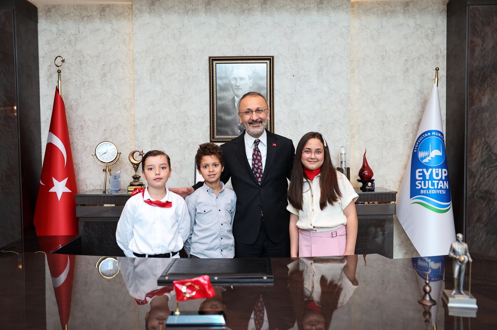 Eyüpsultan'da 23 Nisan Coşkusu: Başkanlık Koltuğu Minik Beren'e Emanet Eyüpsultan'da 23 Nisan Coşkusu: Başkanlık Koltuğu Minik Beren'e Emanet