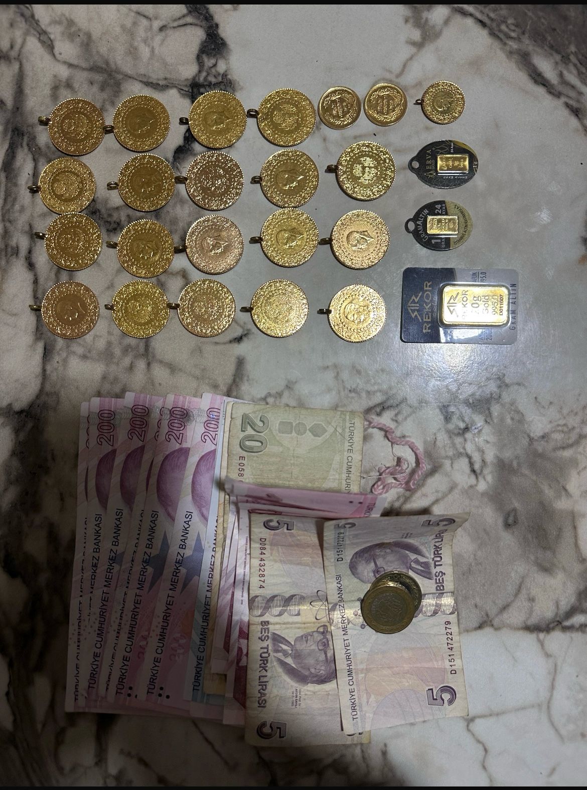 Eyüpsultan'da dilencinin üzerinden kuyumcu dükkanı çıktı