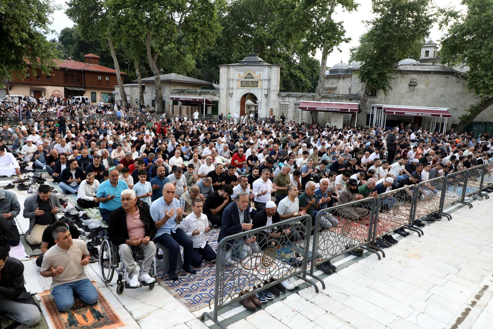 Eyüpsultan'da bayram sabahı dualarla başladı Eyüpsultan'da bayram sabahı dualarla başladı