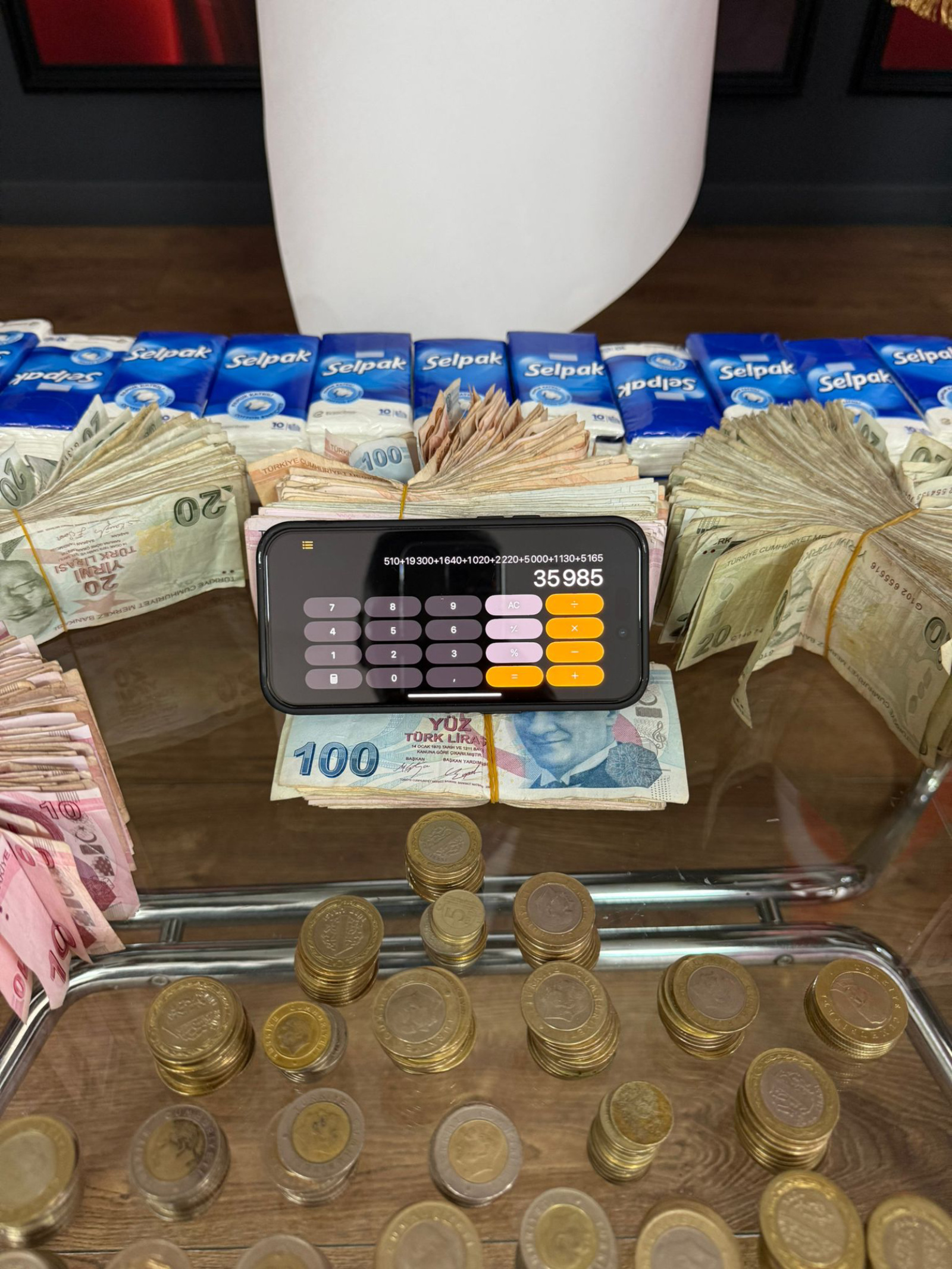 Eyüpsultan'da dilenci operasyonu: Üzerinden 35 bin 985 TL ve 10 çeyrek altın çıktı Eyüpsultan'da dilenci operasyonu: Üzerinden 35 bin 985 TL ve 10 çeyrek altın çıktı