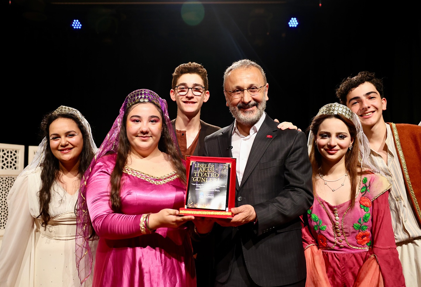 Liseli oyunculardan muhteşem final: “Yedi Kocalı Hürmüz” ayakta alkışlandı! Liseli oyunculardan muhteşem final: “Yedi Kocalı Hürmüz” ayakta alkışlandı!
