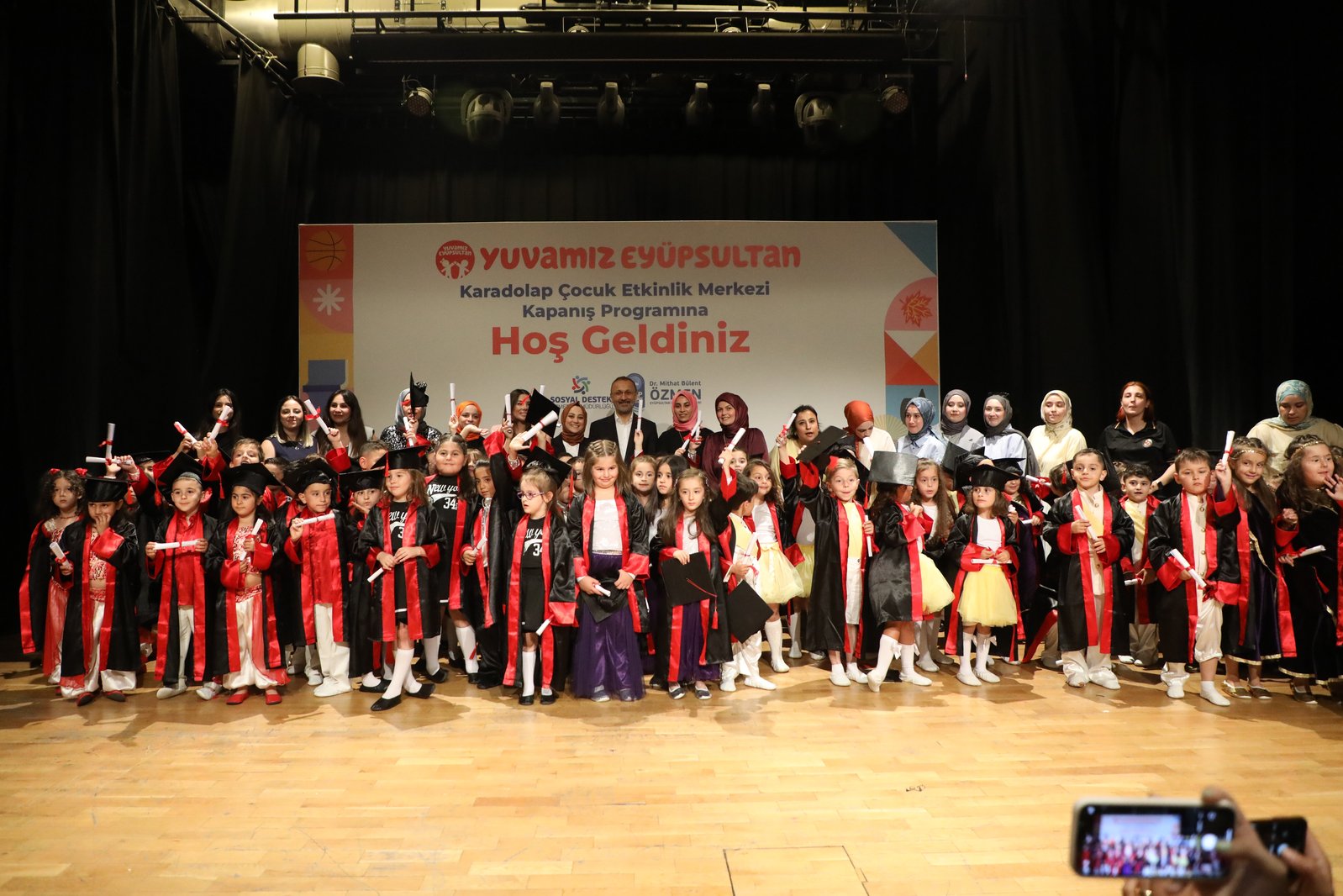 Minik mezunlardan coşkulu veda: Karadolap ÇEM'de kep töreni heyecanı