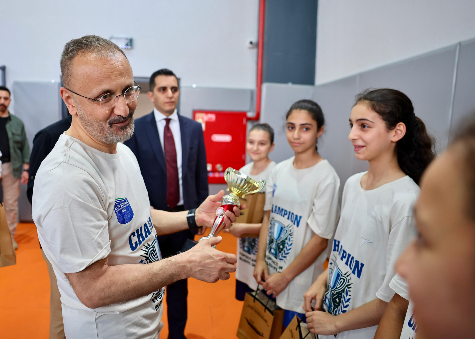 Eyüpsultan'ın altın kızlarıyla buluşma: Şampiyonluk kupası Başkan Özmen'le kaldırıldı Eyüpsultan'ın altın kızlarıyla buluşma: Şampiyonluk kupası Başkan Özmen'le kaldırıldı