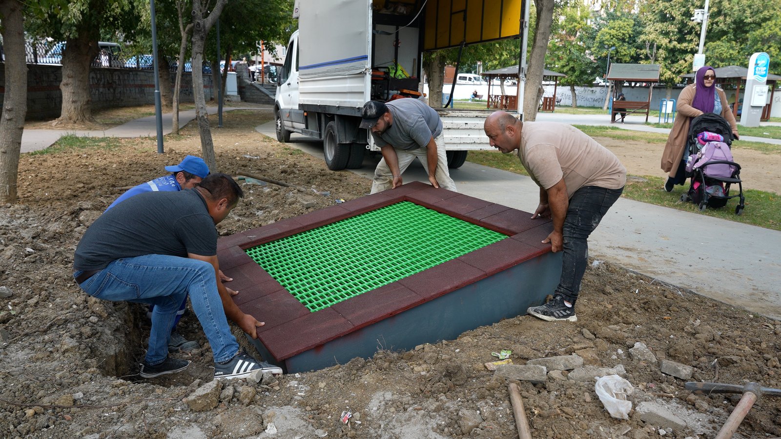 Parklarda çalışmalar devam ediyor