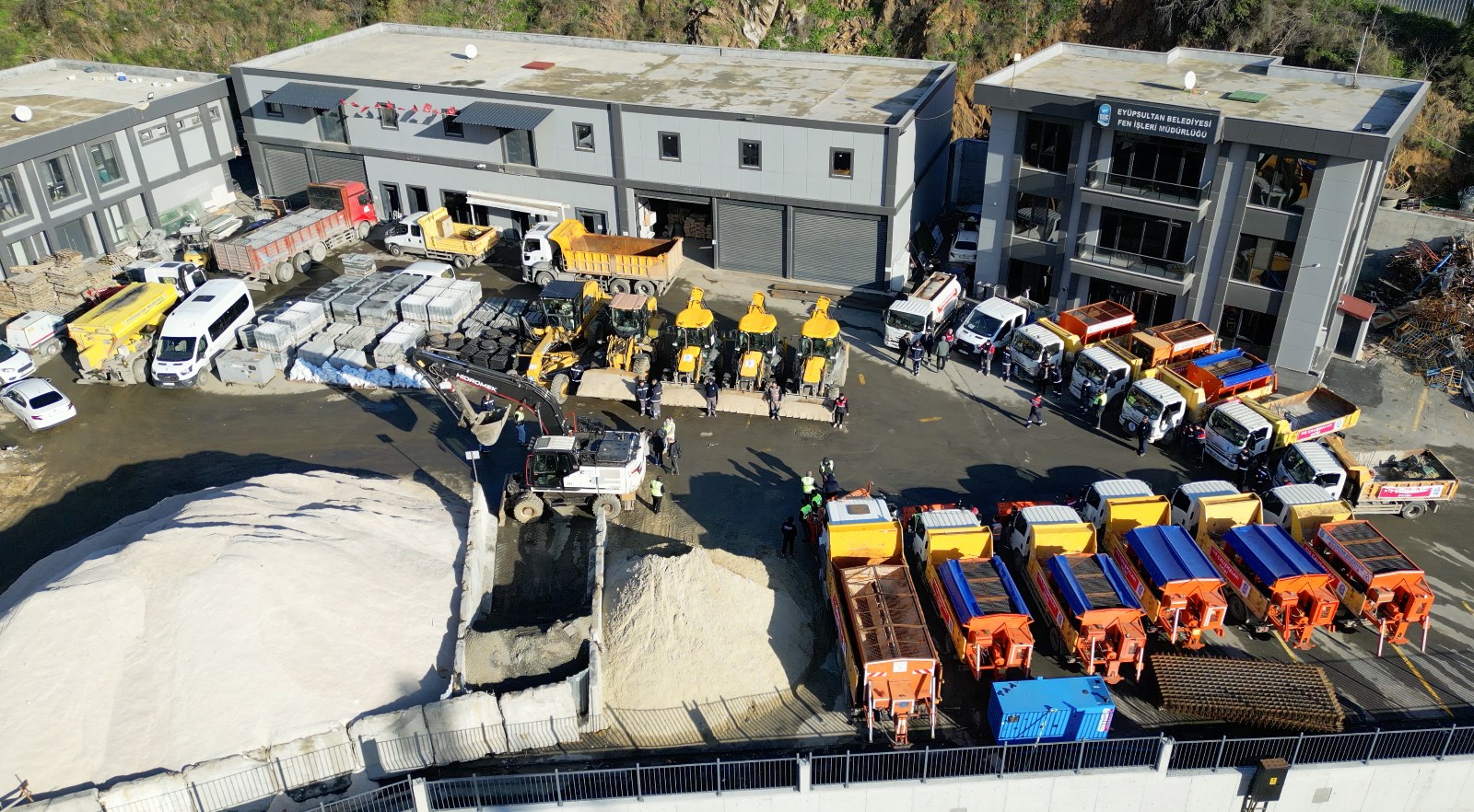 Eyüpsultan Belediyesi Kışa Hazır: Ekipler 7/24 Görev Başında Eyüpsultan Belediyesi Kışa Hazır: Ekipler 7/24 Görev Başında