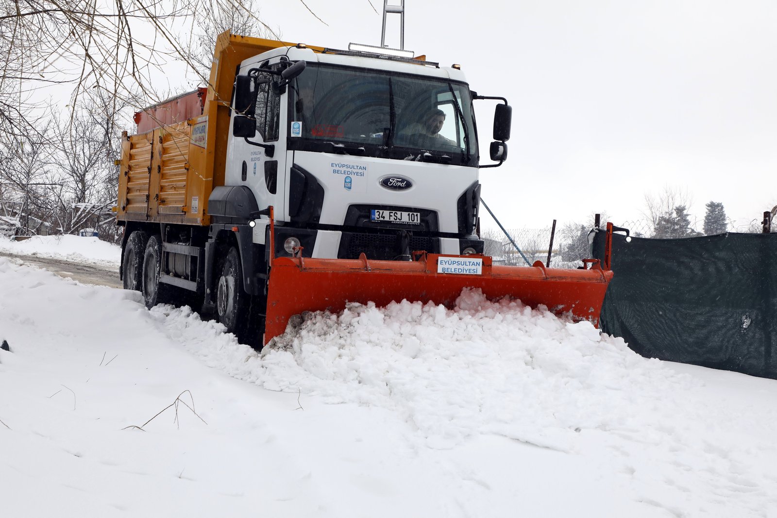 Eyupsultan Belediyesi Karla Mücadele Ekipleri 7/24 sahada Eyupsultan Belediyesi Karla Mücadele Ekipleri 7/24 sahada