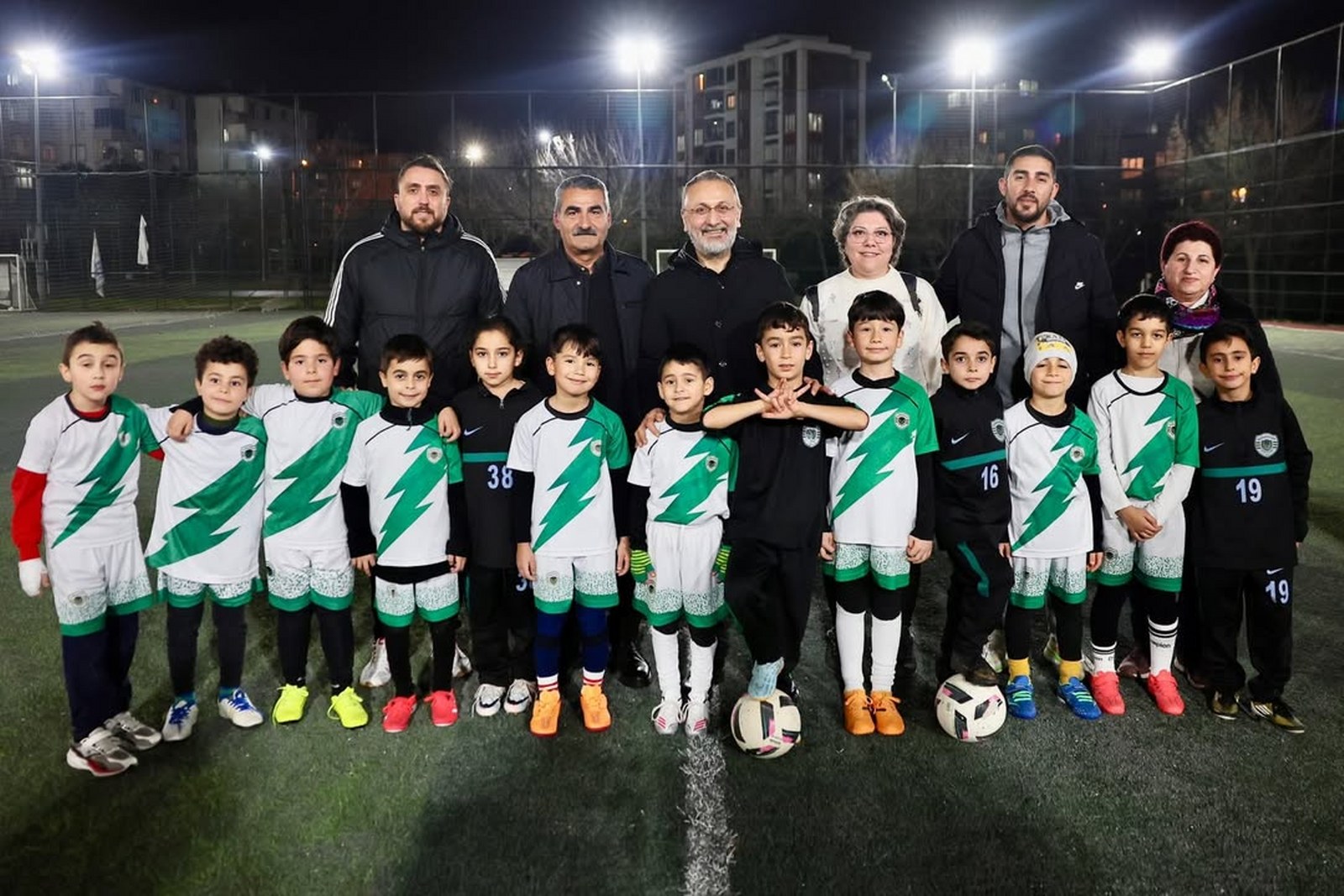 Başkan Özmen'den Karadolap Spor Kulübü'ne Ziyaret Başkan Özmen'den Karadolap Spor Kulübü'ne Ziyaret