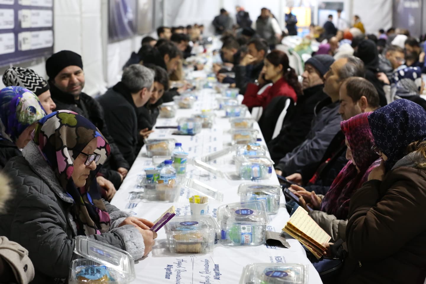 Ramazan'ın bereketi Eyüpsultan'da gönül sofralarında paylaşılıyor