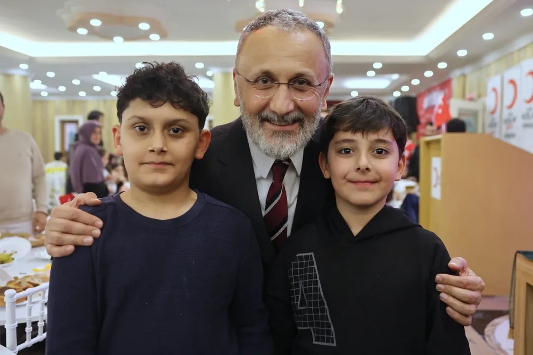 Başkan Özmen, “Öğretmenim Benimle” iftar programında öğrenci ve öğretmenlerle buluştu