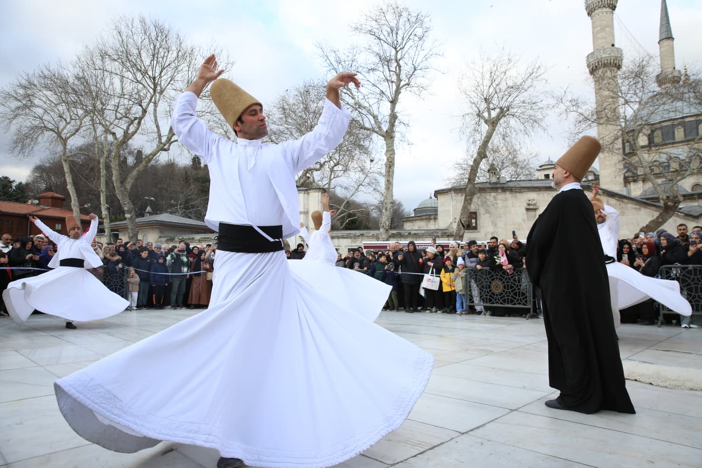 Eyüpsultan Camii Meydanı'nda sema gösterisine yoğun ilgi