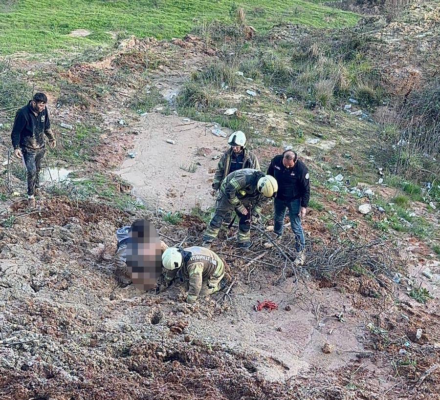 Çamura saplanan çocuğu itfaiye ve ESAY ekipleri kurtardı