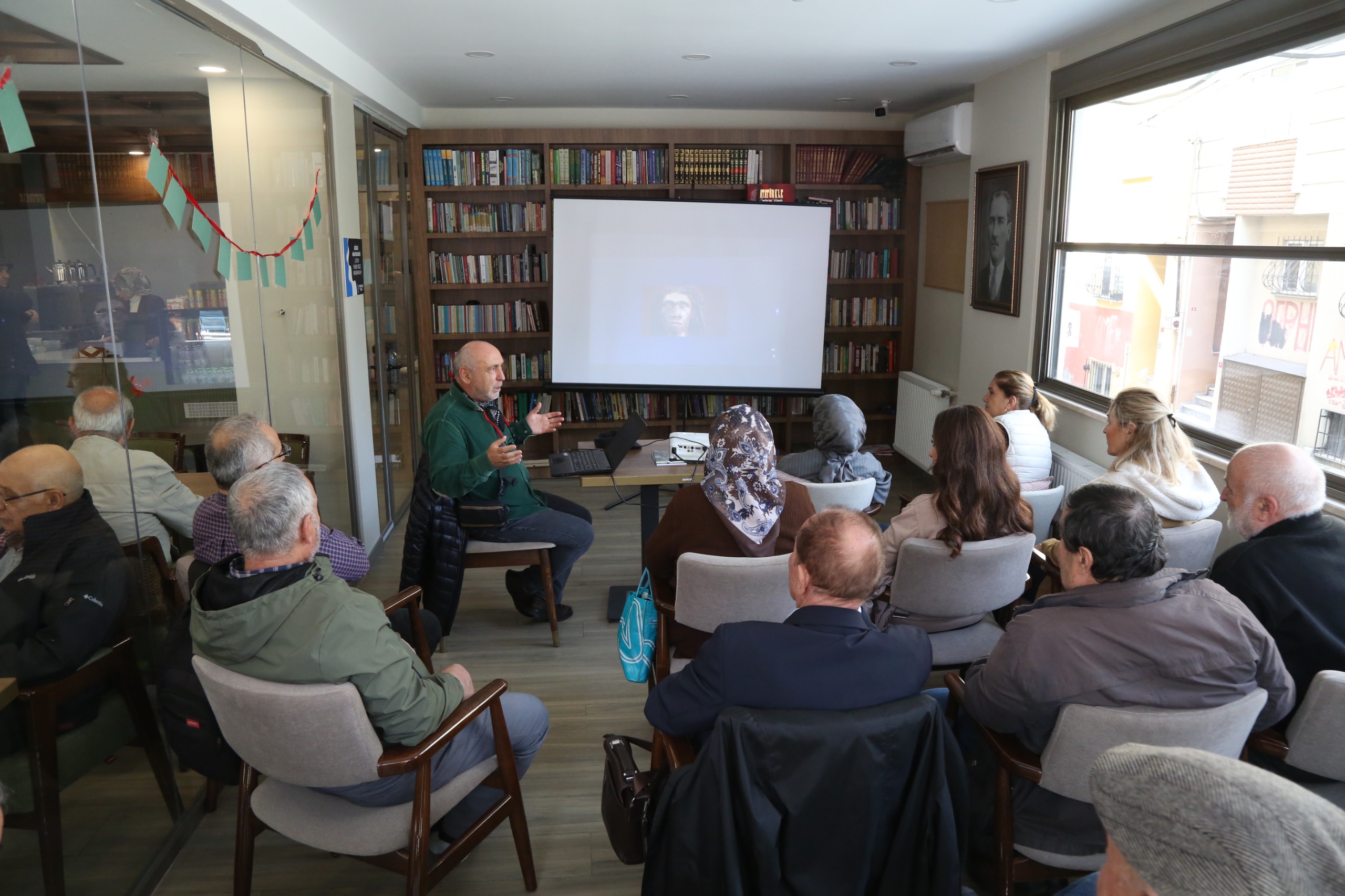 Emekliler Lokali'nde İstanbul'un bilinmeyen yüzü konuşuldu Emekliler Lokali'nde İstanbul'un bilinmeyen yüzü konuşuldu