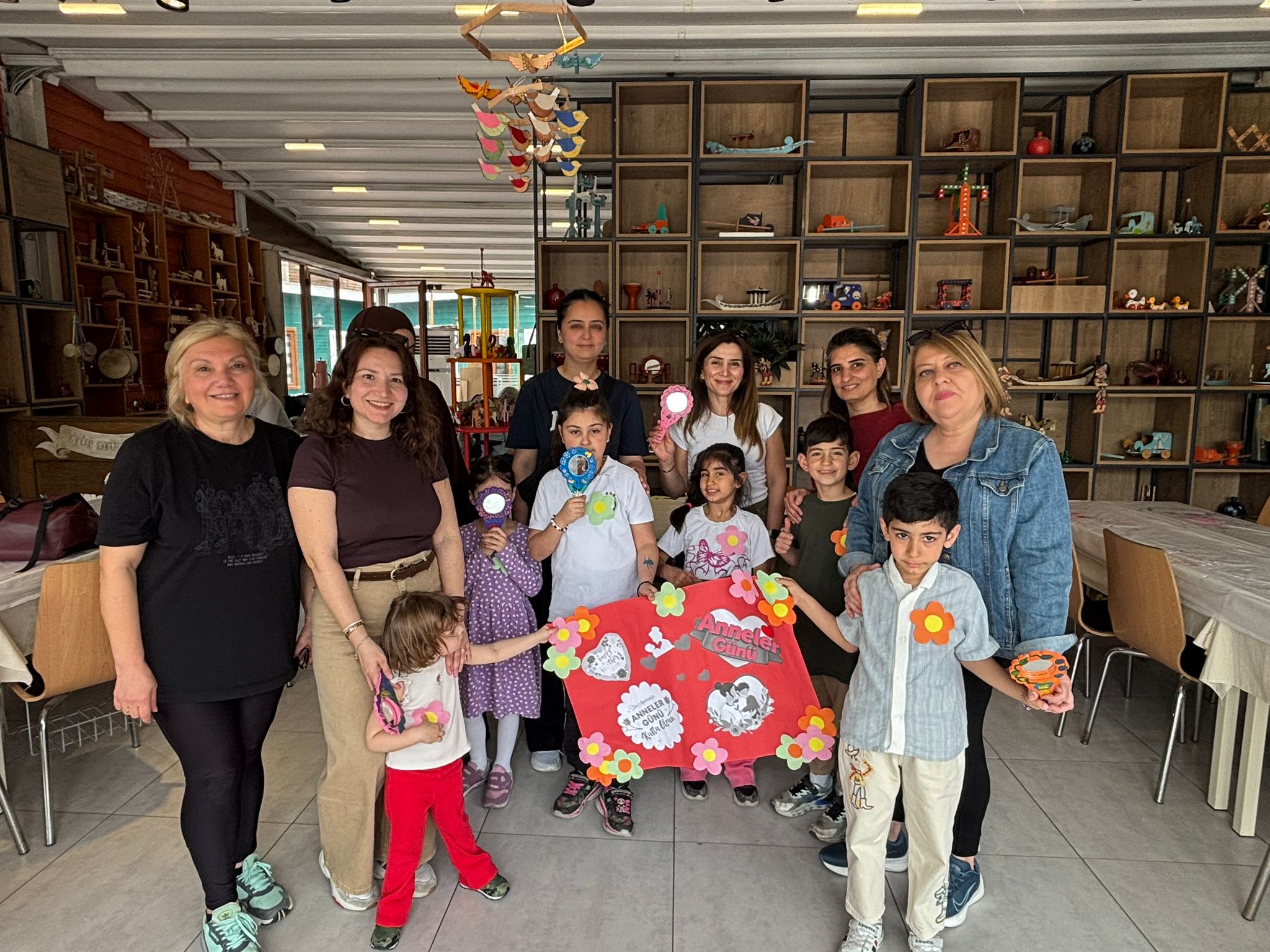 Minikler anneleri için Eyüp Oyuncakları'nı sevgiyle renklendirdi Minikler anneleri için Eyüp Oyuncakları'nı sevgiyle renklendirdi