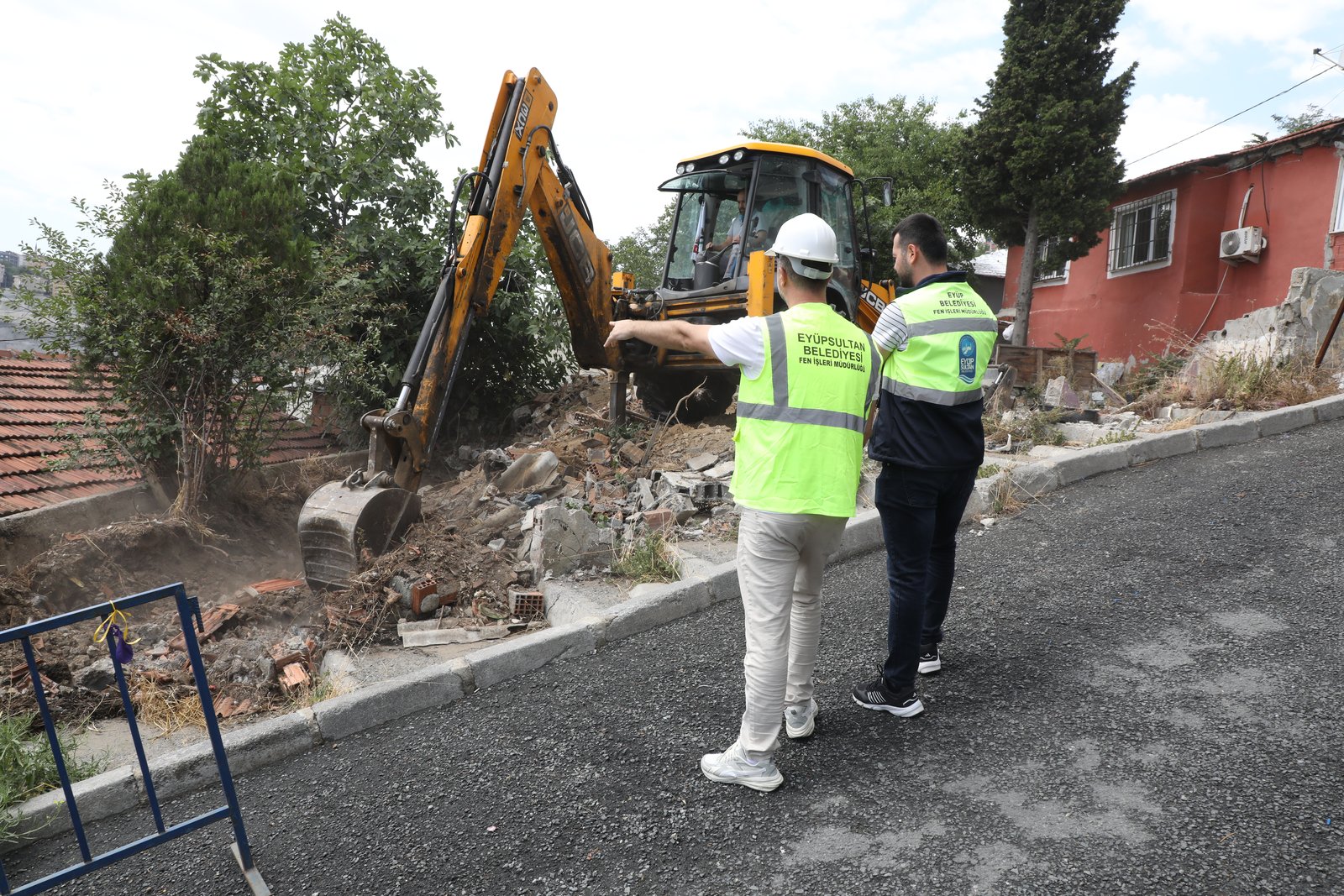 Tehlike arzeden istinat duvarı kontrollü bir şekilde yıkıldı Tehlike arzeden istinat duvarı kontrollü bir şekilde yıkıldı