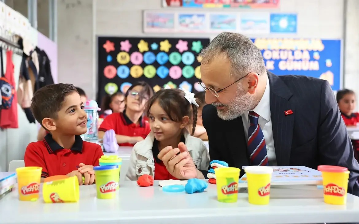 Başkan Özmen, İlköğretim Haftası heyecanını öğrencilerle paylaştı Başkan Özmen, İlköğretim Haftası heyecanını öğrencilerle paylaştı