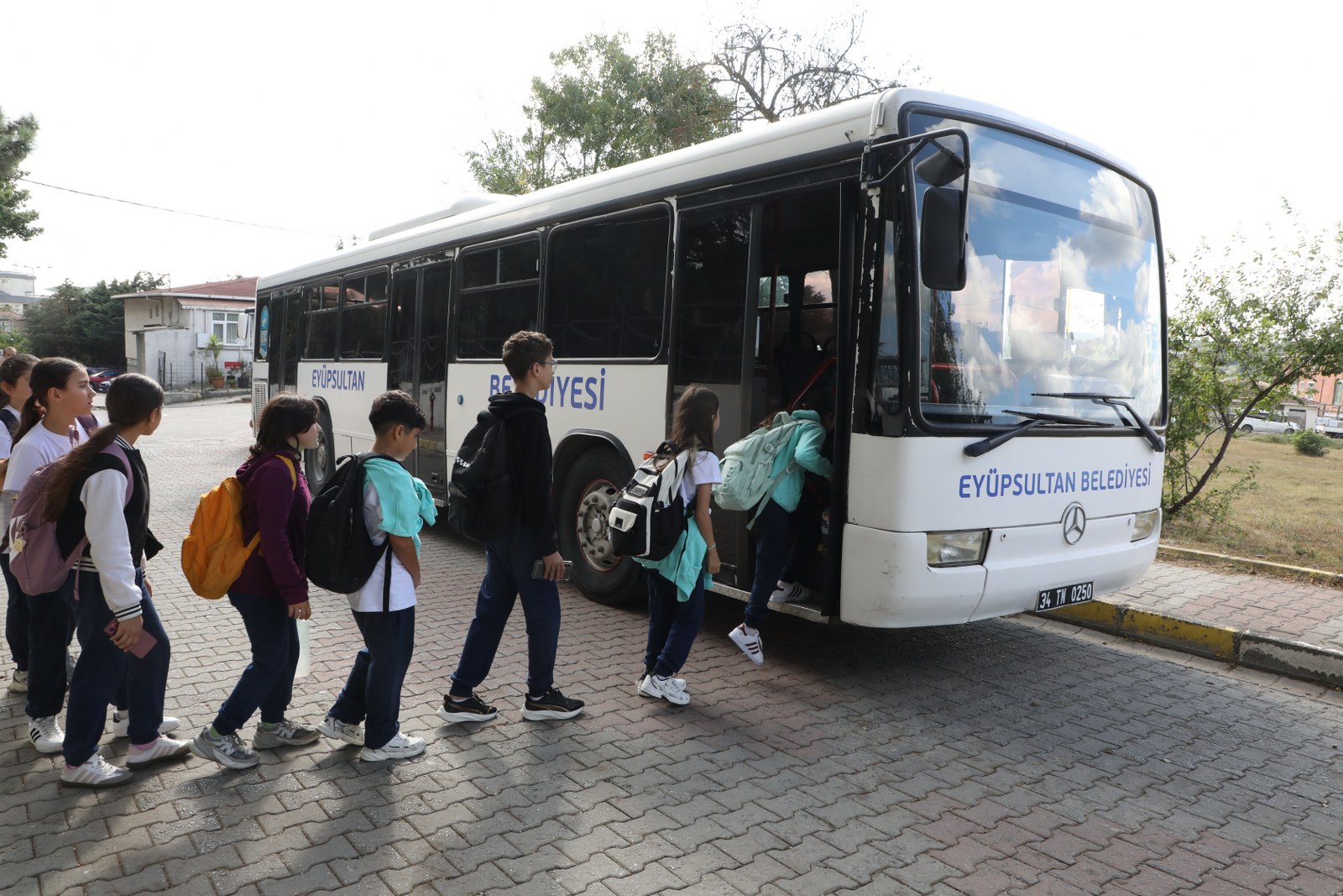 Eyüpsultan'da Öğrencilere Abonman ve Ücretsiz Servis Desteği