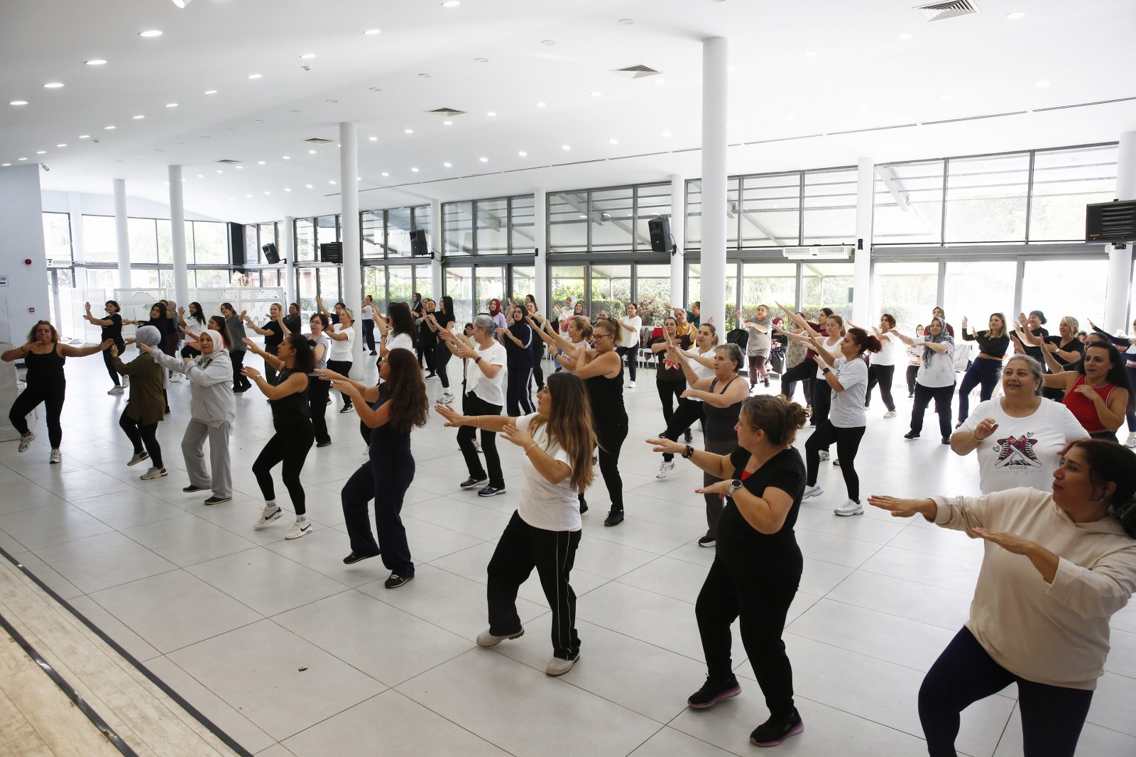 Eyüpsultan'da Kadınlar Zumba ile Hem Spor Yaptı Hem Eğlendi