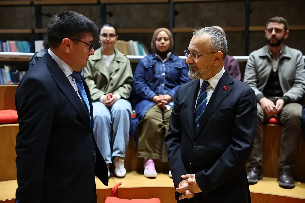 Başkan Özmen, Rami Kütüphanesi'ndeki Azerbaycan Bölümü'nü Ziyaret Etti Başkan Özmen, Rami Kütüphanesi'ndeki Azerbaycan Bölümü'nü Ziyaret Etti