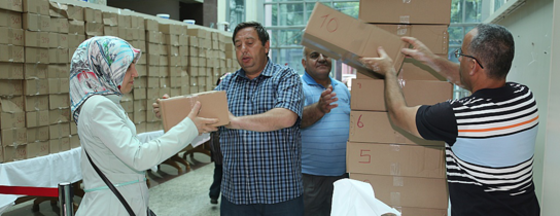 Eyüplü Çocuklar Sünnet Kıyafetlerini Aldı Eyüplü Çocuklar Sünnet Kıyafetlerini Aldı