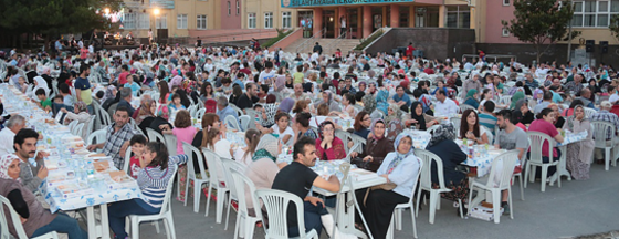 Silahtarağa ve Sakarya Mahallesi Fesleğen Dağıtımı ve Açıkhava İftarı... Silahtarağa ve Sakarya Mahallesi Fesleğen Dağıtımı ve Açıkhava İftarı...