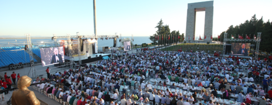 Çanakkale Şehitler Abidesi'nde Tarihi İftar Çanakkale Şehitler Abidesi'nde Tarihi İftar
