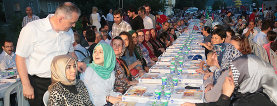 Kemerburgaz Mahallesi'nde Açıkhava İftarı... Kemerburgaz Mahallesi'nde Açıkhava İftarı...