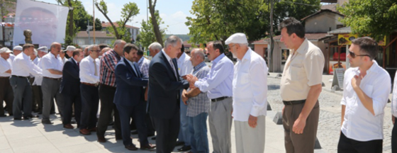 Kemerburgaz'da Başkanla Bayramlaşma Kuyruğu Kemerburgaz'da Başkanla Bayramlaşma Kuyruğu