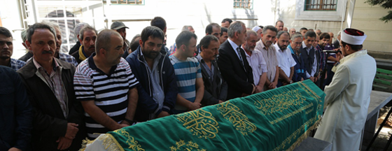 Silahtarağa Camii'nde Cuma Namazı Silahtarağa Camii'nde Cuma Namazı