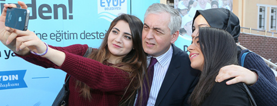 Liseliler Başkan Amcalarını Çok Sevdi Liseliler Başkan Amcalarını Çok Sevdi