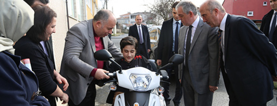 Enes'in Yüzü Akülü Araba ile Güldü Enes'in Yüzü Akülü Araba ile Güldü