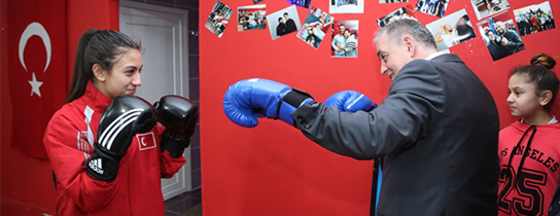Başkan Aydın, Dünya Şampiyonu ile Kick Boks Yaptı Başkan Aydın, Dünya Şampiyonu ile Kick Boks Yaptı