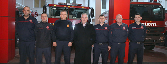 Başkan Aydın itfaiyecilerle bilardo oynadı Başkan Aydın itfaiyecilerle bilardo oynadı