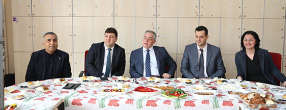 Eğitime verdiği hizmetler için Başkan Aydın'a teşekkür Eğitime verdiği hizmetler için Başkan Aydın'a teşekkür