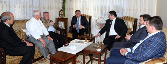 Başkan Aydın, Umre'den dönen İsmail Atasever'i evinde ziyaret etti Başkan Aydın, Umre'den dönen İsmail Atasever'i evinde ziyaret etti
