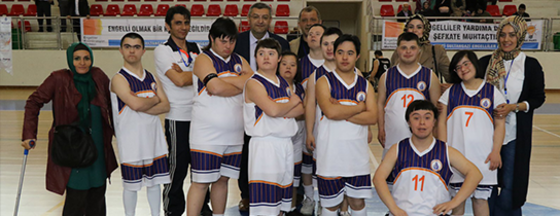 Şeker Hayat Basketbolcuları Gösteri Maçı Yaptı Şeker Hayat Basketbolcuları Gösteri Maçı Yaptı