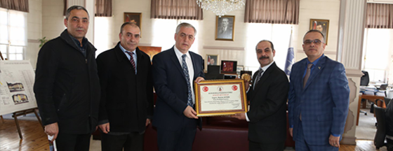 Başkan Aydın'a Onur Belgesi Ve Teşekkür Plaketi Başkan Aydın'a Onur Belgesi Ve Teşekkür Plaketi