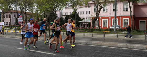 Eyüp Ünlü Maratonculara Ev Sahipliği Yaptı Eyüp Ünlü Maratonculara Ev Sahipliği Yaptı