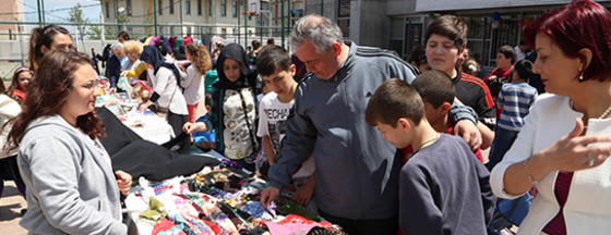 Başkan Aydın Okul Kermesine Katıldı Başkan Aydın Okul Kermesine Katıldı