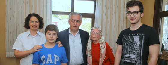 En Yaşlı Anneye Ziyaret En Yaşlı Anneye Ziyaret
