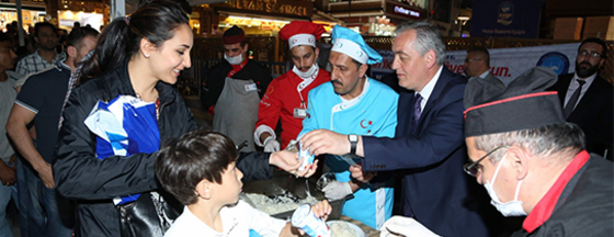 Başkan Aydın Miraç Kandili'nde Pilav Dağıttı Başkan Aydın Miraç Kandili'nde Pilav Dağıttı