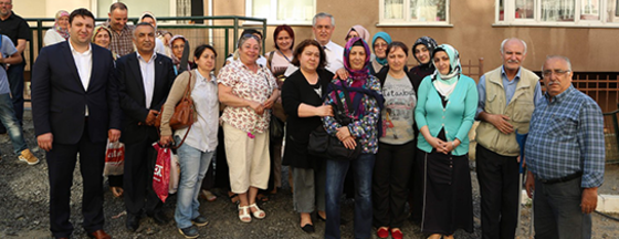 Başkan Aydın'a Çiçeklerle Teşekkür Sürprizi Başkan Aydın'a Çiçeklerle Teşekkür Sürprizi