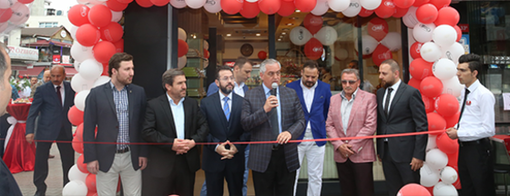Güllüoğlu Yeni Şubesini Eyüp'te Açtı Güllüoğlu Yeni Şubesini Eyüp'te Açtı
